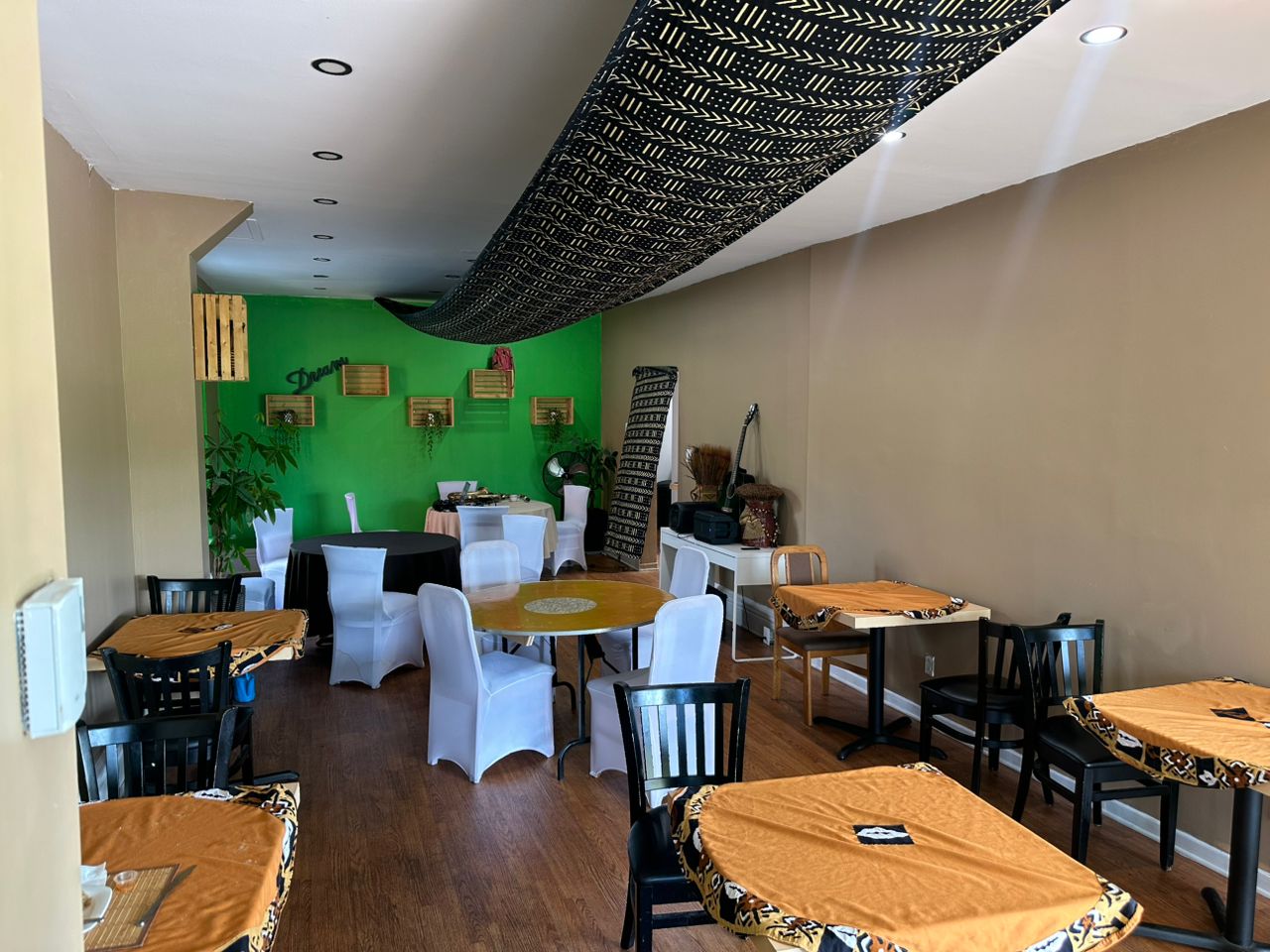 Salle à manger du Sahara avec tables habillées de pagne et décor africain