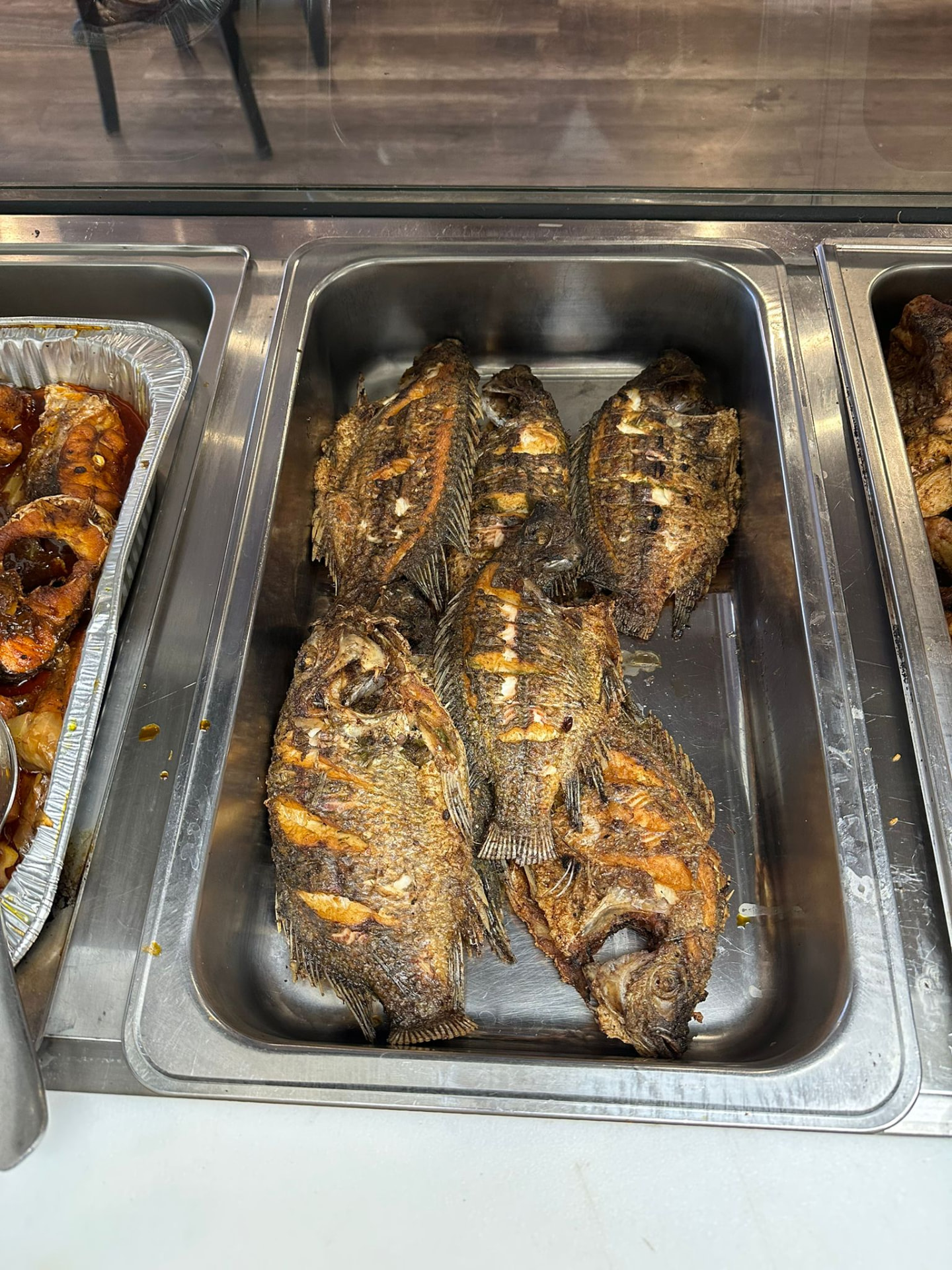 Poissons braisés du Sahara, grillés entiers