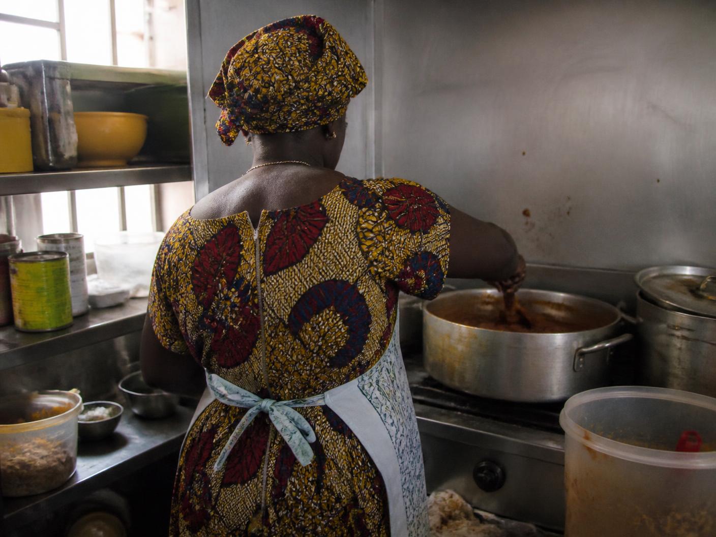 Le chef du Sahara prépare un plat traditionnel d’Afrique de l’Ouest